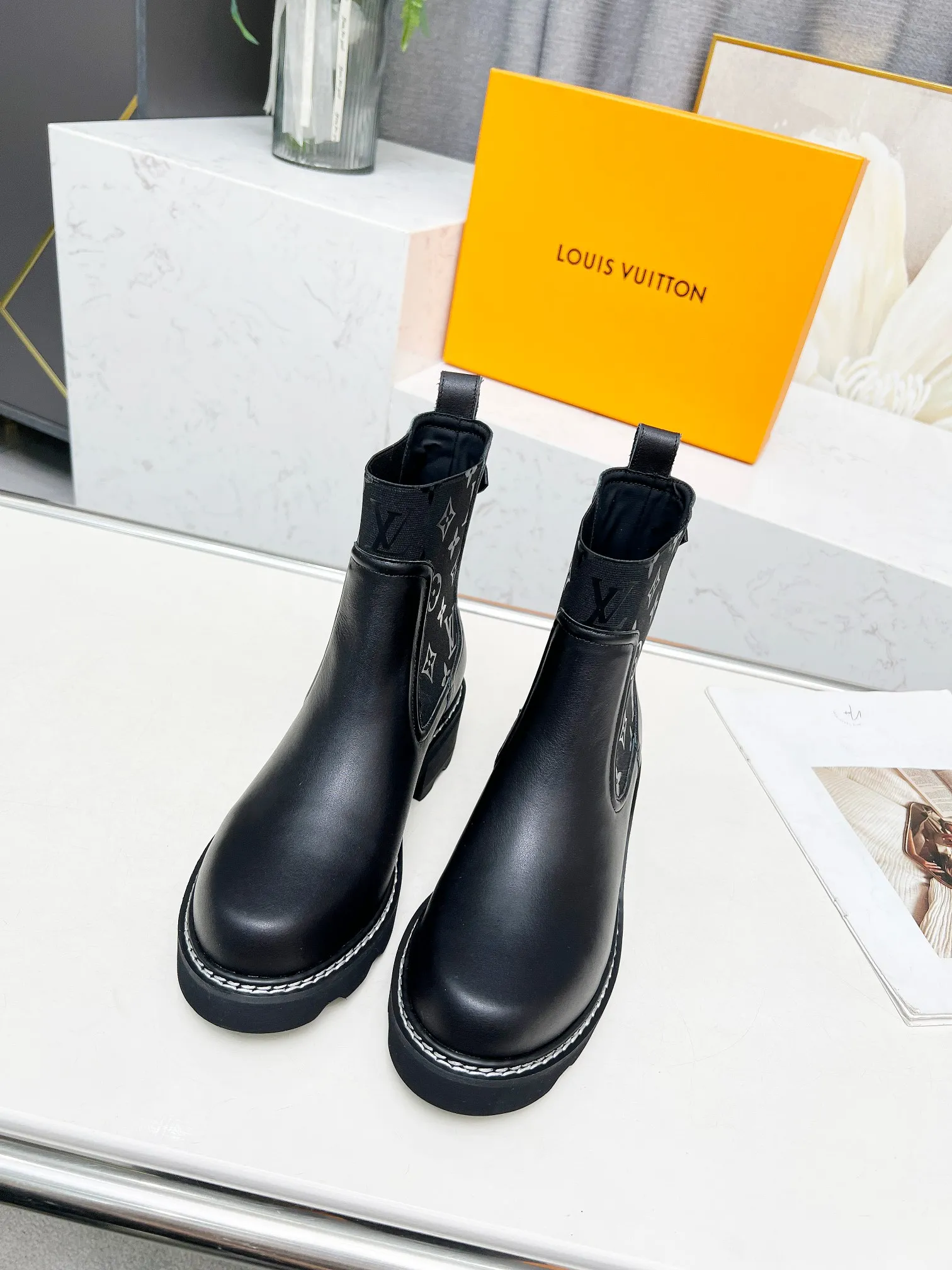 👟👟Ex-factory price 560👟👟Louis Vuitton 2024 autumn and winter high-end customization, major celebrity and Internet celebrity catwalk style, century-old classic, exquisite craftsmanship, comfortable on the feet. This LV Beaubourg ankle boot has a smooth calf leather body with handsome style and soft elements, and the Monogram patterned elastic side panel embodies the style of Chelsea boots. Paired with a thick yet lightweight micro outsole. Dazzling studs, a Louis Vuitton embossed leather label and plain stitching around the welt add to the sophisticated details. Fabric: Full-grain cowhide Lining: Cowhide Color: Black Brown Code number 35 to 40 (41 and 42 can be customized and non-returnable) Bosses are welcome to make orders